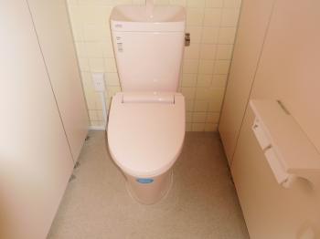 和式トイレから使いやすい洋式トイレへと交換リフォームです。