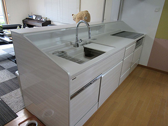 最新の浴槽とキッチンで快適に過ごせるステキなお家になりました。