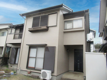 屋根補修と同時に屋根外壁をまとめて塗装、工期も守ってシリコン仕上げに刷新。